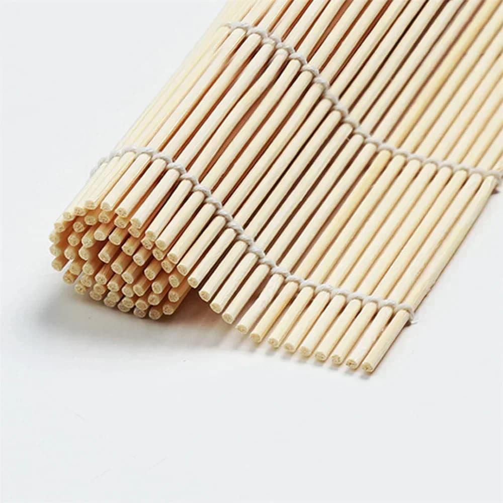 Elegant bambus-sushimåtte med hvid finish, tang- og ricerulle, anti-slip, japansk køkkenessentiel til sushi-fremstilling